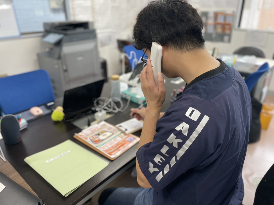 事務補助として電話応対をしている様子