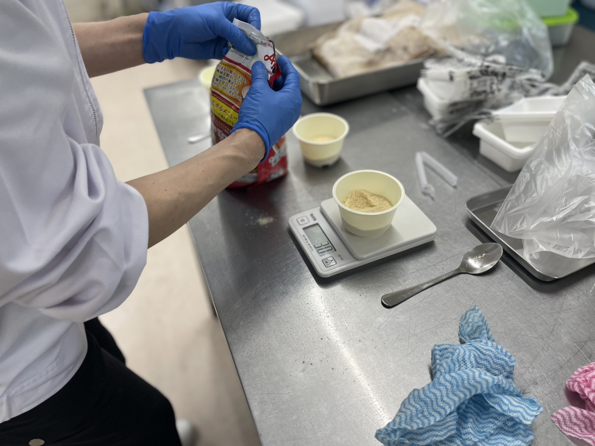 宅食の盛り付け作業の様子